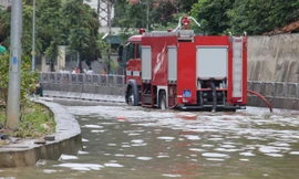 Hy hữu xe cứu hỏa đi 'cứu thủy' chống ngập lụt ở Quảng Ninh