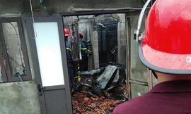 Đang nhậu bị vợ gọi về, bực tức người đàn ông mua xăng đốt nhà