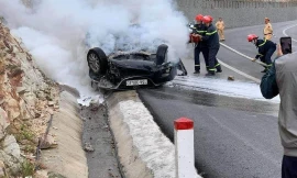 Ô tô đâm vào vách núi rồi bốc cháy, 3 người thương vong