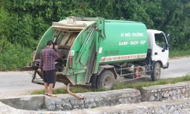 Xe dán tên công ty môi trường đổ trộm chất thải ở 'đảo ngọc' Cô Tô
