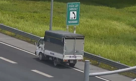 Lạnh gáy chứng kiến nữ tài xế lái xe tải đi lùi 1km trên cao tốc Hà Nội-Hải Phòng
