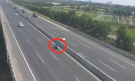 Xe máy vượt chốt, phóng bạt mạng trên cao tốc Hà Nội - Hải Phòng