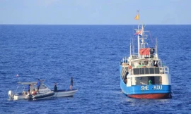 Tàu cá Trung Quốc treo ngược cờ Philippines. (Nguồn: BFAR)