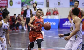 Trương Hoàng Trung (giữa) trong một trận đấu tại VBA 2018.