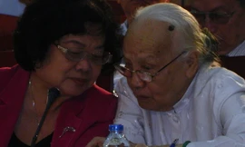 Bà Ngô Thị Huệ (bên phải), phu nhân cố Tổng Bí thư Nguyễn Văn Linh và nguyên Phó Chủ tịch nước Trương Mỹ Hoa tại hội thảo.