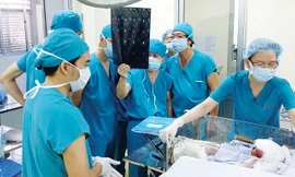 Nhờ quy trình “báo động đỏ”, ê kíp phẫu thuật Bệnh viện Nhi đồng 1 đã kịp thời cứu sống trong gang tấc em bé sơ sinh bị dao đâm xuyên sọ. Ảnh: Quốc Ngọc.