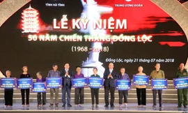 Thủ tướng Nguyễn Xuân Phúc và Bí thư Tỉnh ủy Hà Tĩnh Lê Đình Sơn trao 10 căn nhà tình nghĩa cho các hộ gia đình có công với cách mạng, gia đình gặp hoàn cảnh khó khăn.