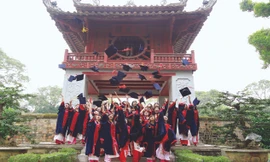 Sinh viên trường ĐH Thương mại chụp ảnh lưu niệm ở Văn Miếu Quốc Tử Giám - Hà Nội. Ảnh: Ngọc Châu.