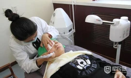 Đi phẫu thuật thẩm mỹ là sự lựa chọn đầu tiên của nhiều sinh viên.