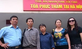 Ông Chấn (thứ hai từ trái sang).