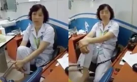 Tạm dừng chuyên môn bác sĩ gác chân lên ghế tiếp bệnh nhân