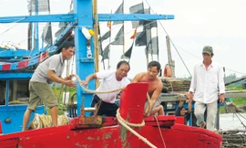 Ngư dân neo đậu tàu thuyền tại âu thuyền huyện Lộc Hà, tỉnh Hà Tĩnh. Ảnh: Công Tường.