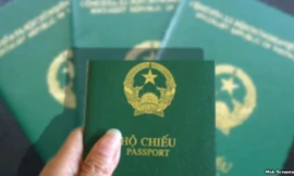 Trung Quốc thay đổi chính sách: Chủ hàng, lái xe đua nhau làm hộ chiếu