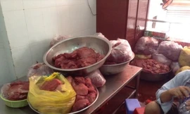 Thịt lợn không nguồn gốc chuẩn bị ngâm hóa chất. Ảnh: VTC 