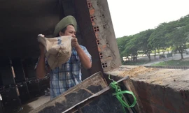 Công nhân làm việc ngoài giàn giáo công trình không bảo hộ, che chắn xung quanh.