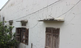 Nhà dân chi chít vết nứt.