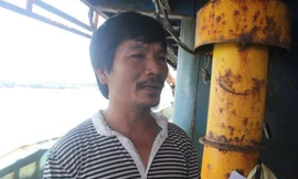 “Mình đi làm ăn, gặp người bị nạn thì phải giúp trước đã chứ không nghĩ chi nhiều”, thuyền trưởng tàu ĐNa 90777 Trần Tiến Hùng. Ảnh: Thanh Trần.