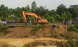 Hiện trường vỡ đường ống nước sạch sông Đà lần thứ 11. Ảnh: Tú Anh.