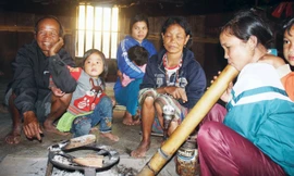 Đàn ông làng Apool ngồi nhìn vợ và chị em hút thuốc lào.