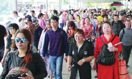 Du khách thoải mái dạo chơi sau chiến dịch “bàn tay sắt” đưa du lịch Quảng Ninh phát triển đúng quỹ đạo.