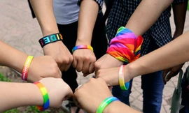 Cộng đồng LGBT (viết tắt của các từ tiếng Anh gồm Lesbian (đồng tính luyến ái nữ), Gay (đồng tính luyến ái nam), Bisexual (song tính luyến ái nam hoặc nữ), Transsexual/Transgender (hoán tính/người chuyển giới). Ảnh: Zing