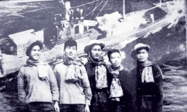 (Từ trái sang) Các thủy thủ tàu C235 Nguyễn Hồng Phong, Lê Duy Mai, Vũ Long An, Lâm Quang Tuyến, Hà Minh Thật còn sống trở về. Ảnh: Kiến Nghĩa chụp lại.