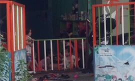 Căn phòng bố trí sơ sài, cơ sở vật chất tuềnh toàng này là nơi trông giữ gần chục đứa trẻ. Ảnh: U.P.