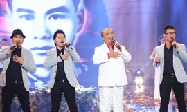 NSND Trần Hiếu và nhóm MTV Cùng anh tiến quân trên đường dài...Ảnh: GĐTH.