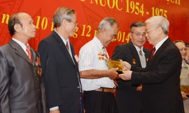 Tổng Bí thư Nguyễn Phú Trọng gặp mặt các đại biểu dự Hội nghị.