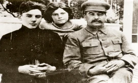 I.Stalin và hai con Vasily và Svetlana.