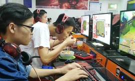 Sinh viên cày game thâu đêm, ăn đêm luôn tại quán trong tòa nhà Nguyên đơn 3, KTX Mỹ Đình. Ảnh: PV.