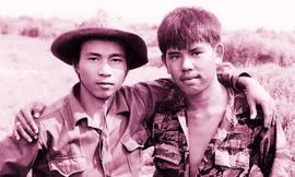 “Hai người lính”, ảnh Chu Chí Thành. Đã có thể tìm ra nhân vật còn lại trong ảnh?