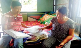 Bà Trần Mỹ Lệ giới thiệu với phóng viên Tiền Phong đống hồ sơ khiếu kiện trong vụ tranh chấp nhà đất kéo dài từ nhiều năm nay.