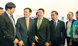 Phó Thủ tướng Vương Ðình Huệ trò chuyện với các doanh nhân tại Diễn đàn doanh nghiệp tư nhân 2016. Ảnh: L.H.V.