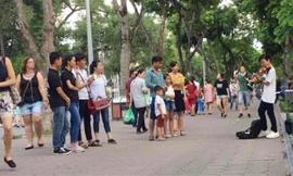 Không có chuyện quát nạt cậu bé kéo đàn