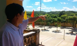 Ông Mừng nói “rừng sát ngay hàng rào UB xã nhưng xã không có quyền quản lí”.