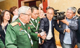 Thứ trưởng Bộ Quốc phòng Nguyễn Chí Vịnh (bên trái, phía trước) sau cuộc gặp các quan chức Trung Quốc bên lề Đối thoại Shangri-La lần thứ 15 ở Singapore ngày 3/6. Ảnh: TTXVN.