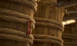 Chất liệu thùng gỗ đảm bảo cho nhiệt độ ủ chượp luôn ổn định, giúp nước mắm có hương vị và màu sắc rất đặc trưng của Phú Quốc.