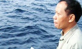 Phóng viên Nguyễn Đình Quân đọc thư của cụ Võ Ta gửi liệt sĩ Võ Đình Tuấn, tại buổi tưởng niệm ngày 12/1/2011.