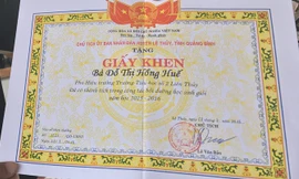 Giấy khen của Chủ tịch UBND huyện tặng cô Huế trước thời điểm miễn nhiệm chưa lâu.