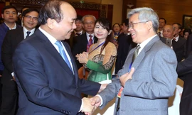 Thủ tướng Nguyễn Xuân Phúc trò chuyện, thăm hỏi đại biểu dự Đại hội.