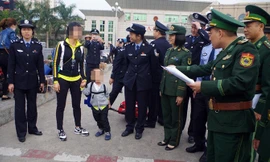 Sáng 6/1, Đồn Biên phòng Cửa khẩu Quốc tế Móng Cái và Công an TP Móng Cái phối hợp tiếp nhận cháu K. trở về trong vòng tay của mẹ.