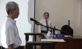 Bị cáo Nguyễn Khắc Thủy dâm ô trẻ em trong phiên tòa xét xử. Ảnh: PV.