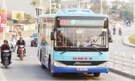 Xe buýt mới di chuyển êm ái, mỗi khi xe lăn bánh như mang sắc xanh xuống phố.