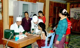 Các y, bác sĩ Bệnh xá Đoàn KT-QP 337 khám, cấp thuốc miễn phí cho nhân dân thôn Tri, xã Hướng Lập (huyện Hướng Hóa, Quảng Trị).