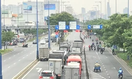 Nhiều đèn đỏ ở các giao lộ cả hai chiều. Ảnh: Văn Minh.