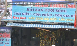 Chủ quán Hào Long Sơn tính 2,2 triệu đồng cho bữa ăn của hai người gồm tôm sú, ốc hương, cơm chiên hải sản, hai chai bia, ly cam ép.