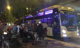 “Bến dù” trước số nhà 26 Phạm Hùng vẫn tái diễn dù Sở GTVT yêu cầu TTGT xử lý 2 tuần trước. Ảnh: Nguyễn Hoàn.