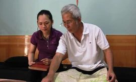 Ông Nguyễn Ngọc Sương chỉ tọa độ nơi đồng đội đã hy sinh.