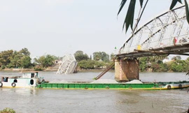 Sà lan được phép qua phần còn lại của cầu Ghềnh có sự giám sát. Ảnh: PV.